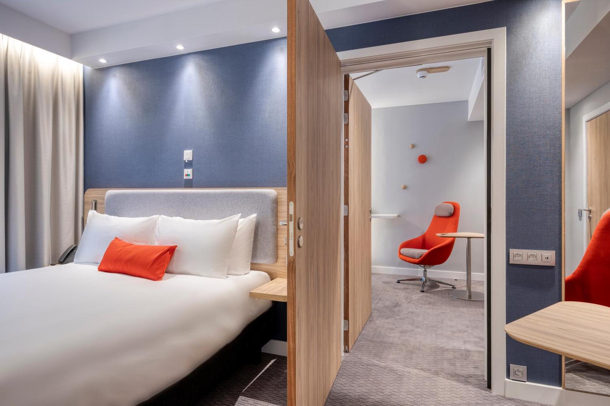 Express - Centre By Ihg Hotel 3*